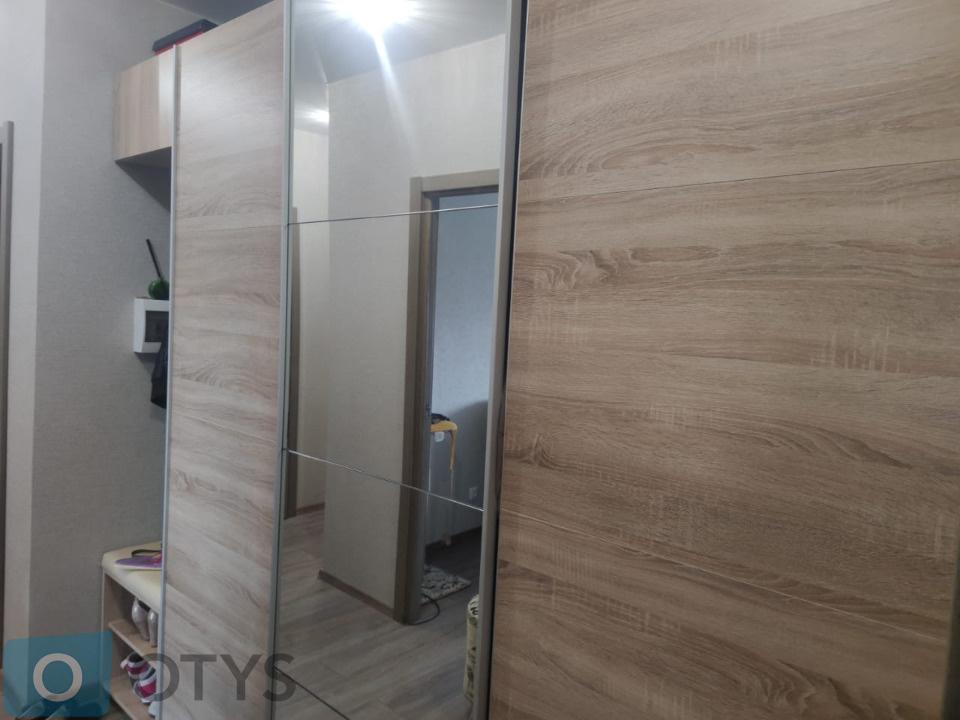Продам` 1- комнатную квартиру общей площадью 37,5 м2 в центральном районе Твери. Панельный 9-ти этажный дом с центральным отоплением. Тихий, спальный район, расположившийся в нескольких минутах ходьбы от исторического центра Твери.
Планировка: гостиная - 19,6 м2; кухня - 7,8 м2; прихожая - 3,8 м2; о
