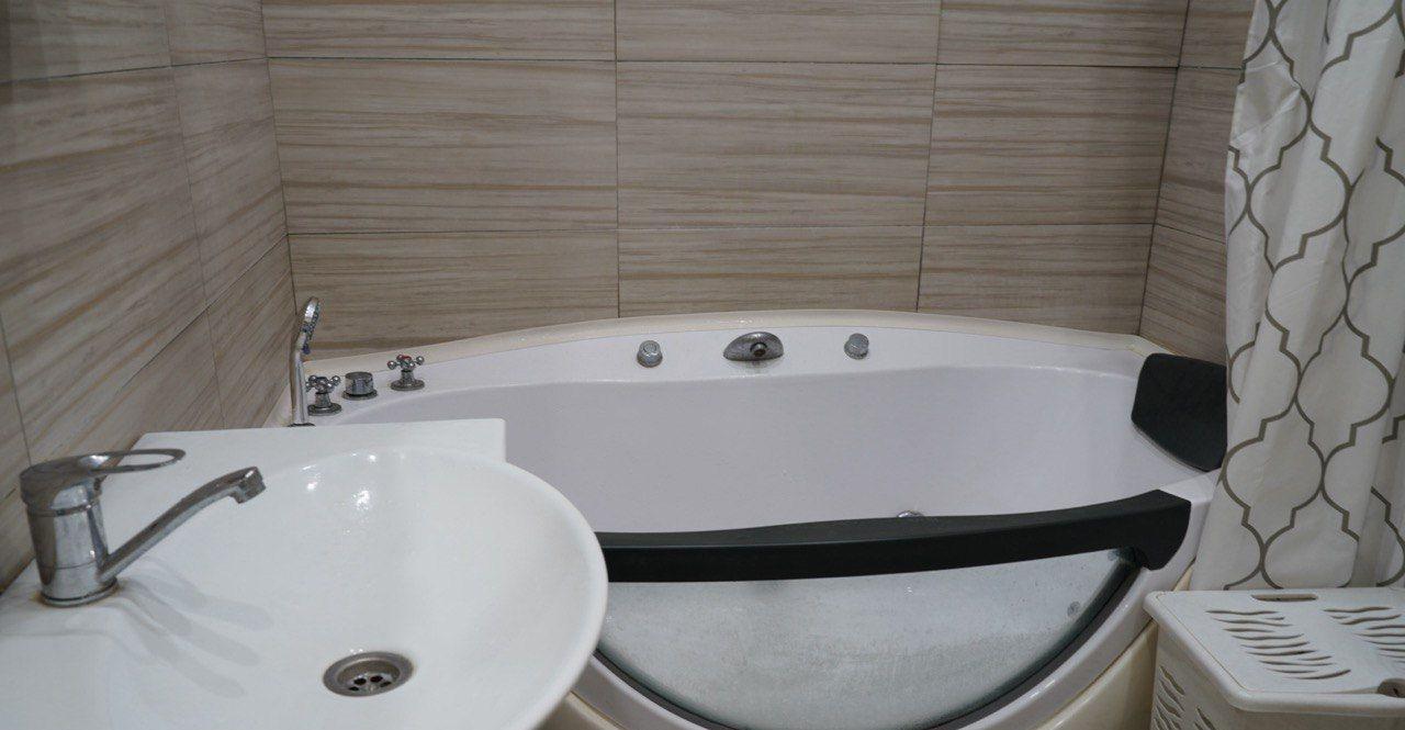 Однокомнатная квартира, 44.6 м2.
Свободная продажа.
Продается с мебелью (за исключением стола и стула у компьютера).

Подземная парковка, парковка за шлагбаумом во дворе. Один взрослый собственник. Никто не прописан. Без обременений.