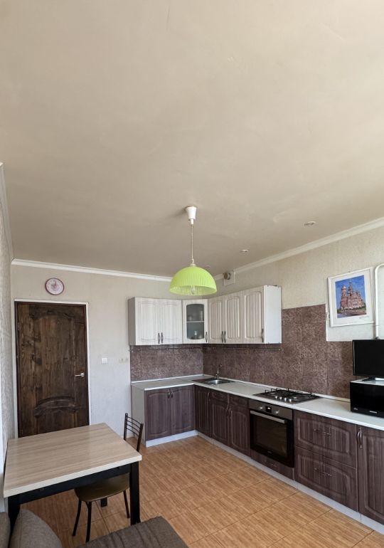 Квартира - евродвушка, с просторной жилой кухней-гостиной. Окна выходят на тихий и ухоженный двор со шлагбаумом. 
Просторная лоджия 4,6 м. 

Отопление центральное, газ. 

В квартире остается кухня, сплит-система, диван, шкаф в коридоре. 

Рядом школа, детский сад, магнит, пятерочка, Крещенский парк.