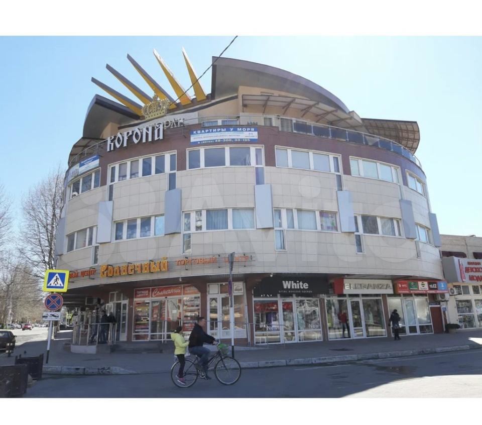 Сдам помещение в ТЦ Солнечный! Можно использовать под офис,торговлю,массажный кабинет и пр.услуги! Помещение расположено на 2 этаже ,площадь 17 кВ прямоугольной формы! Добро пожаловать☀️