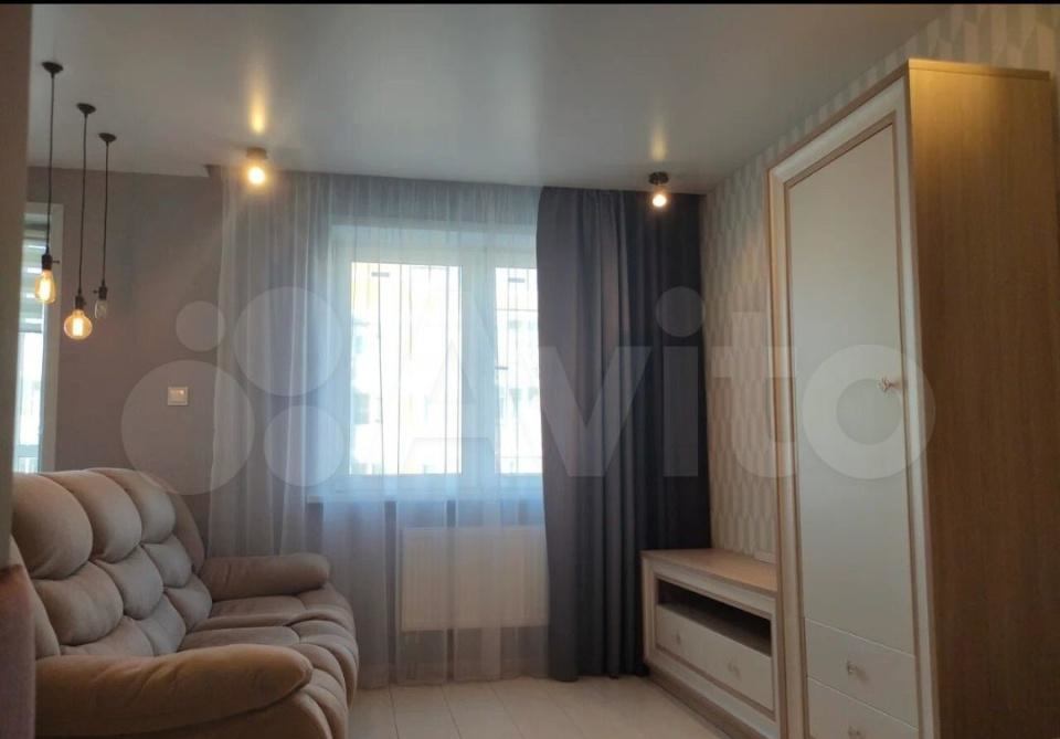 Единственное предложение!!!! Продается студия 28 кв.м. с дизайнерским ремонтом, небольшая площадь, продумана до мелочей (зона кухни, обеденная зона, зона отдыха и гостиная). Встроенная кухня, кровать с выдвижными ящиками ( дополнительное место хранения), встроенный шкаф купе в прихожей.