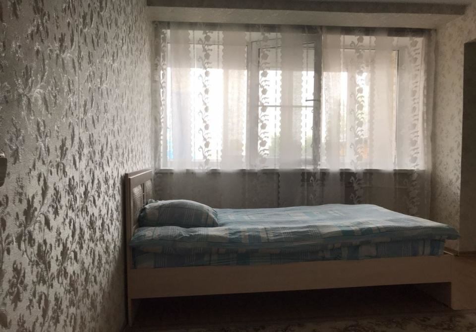 В связи с переездом в другой регион, срочно продаётся просторная, светлая квартира, в тихом спальном районе, напротив дома остановка «Лисиха», так же в шаговой доступности вся необходимая инфраструктура (школа, детский сад, поликлиника, большое количество аптек и магазинов), рядом с домом имеются бе